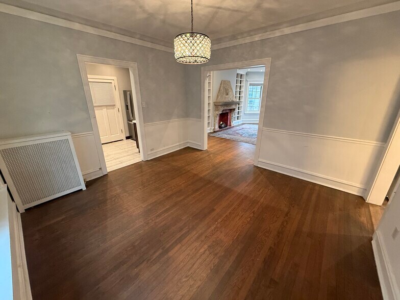 Building Photo - 534 W Brompton Ave