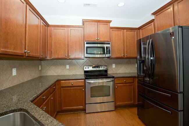 Building Photo - Charming 3 bed, 2.5 bath home with bonus t...