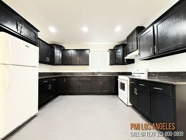 Building Photo - 114 W 50th St