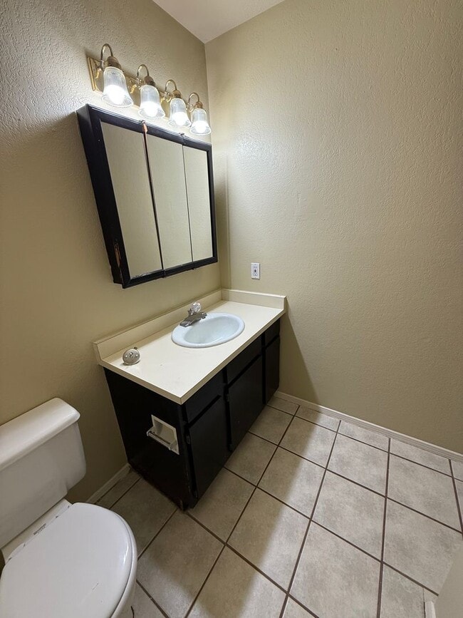 Building Photo - 2 Bedroom, 1 Bath Unit Available Now!