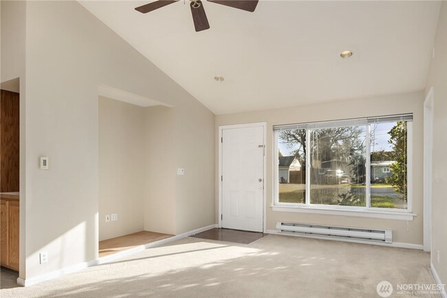 Building Photo - 5Bd/2Ba Shoreline House