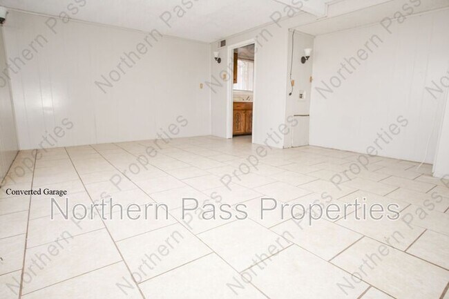 Building Photo - 10109 Milan St