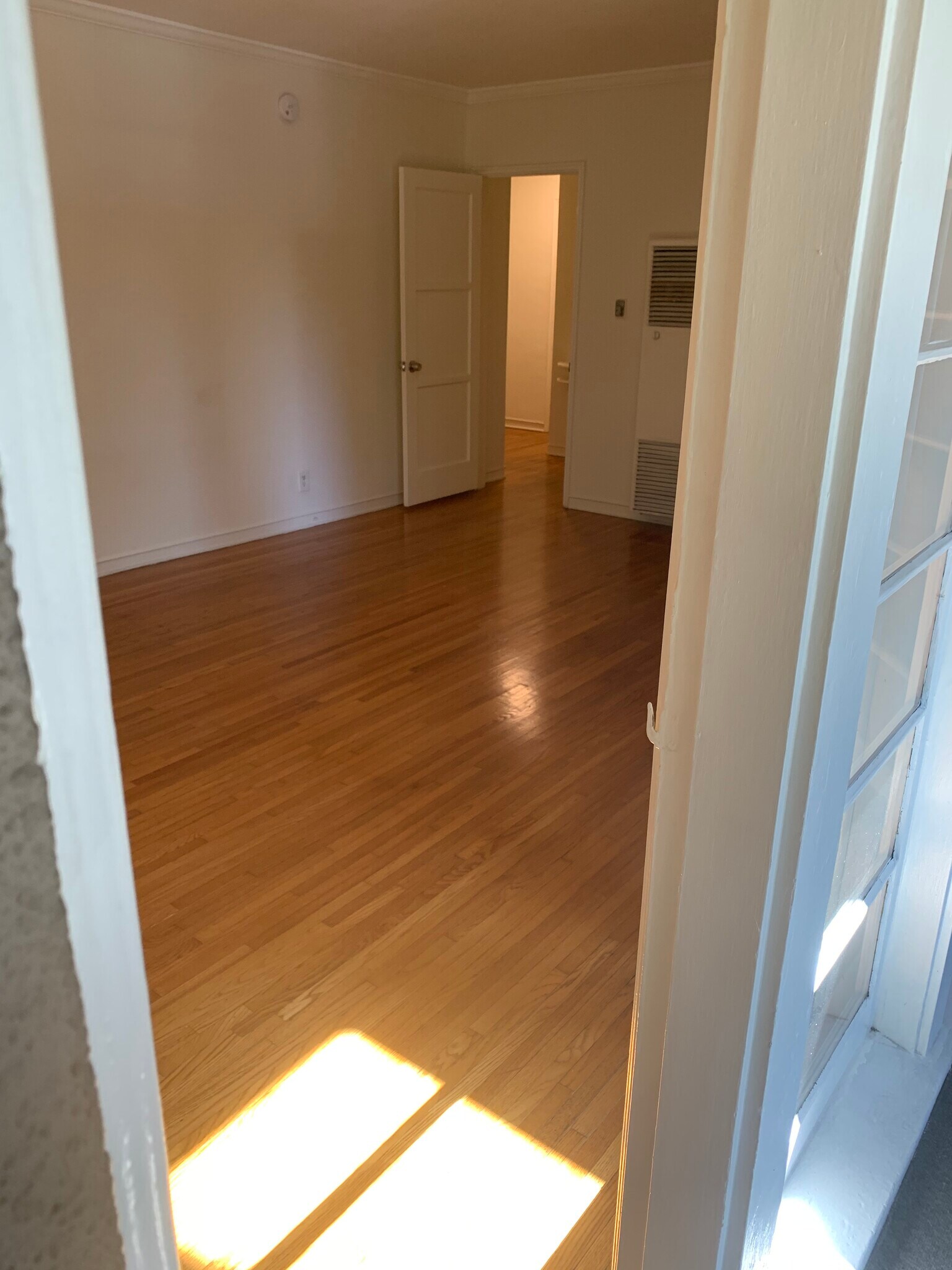 Building Photo - 412 N Doheny Dr