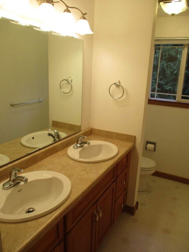 Building Photo - 3 Bedroom + Bonus, 2.5 Bathroom Gig Harbor...