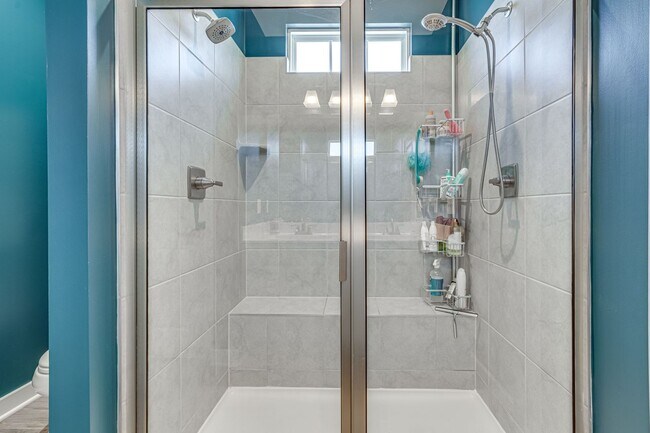 Building Photo - Modern 3 BR Townhome in Village of Towne Square Includes Trash, Cable/internet and Landscaping!