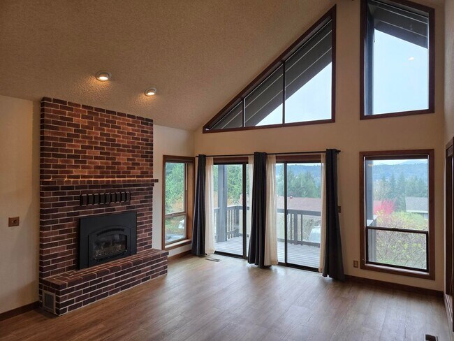 Building Photo - 4 Bedroom Poulsbo Home