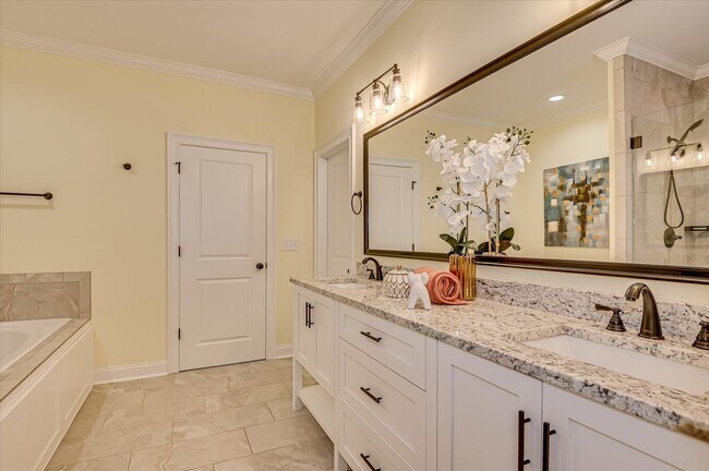 Building Photo - 3067 Rosewood Dr