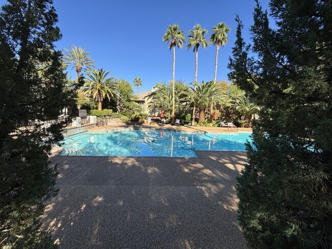 Building Photo - Experience Las Vegas in style and comfort with this beautiful first-floor 3-bedroom condo