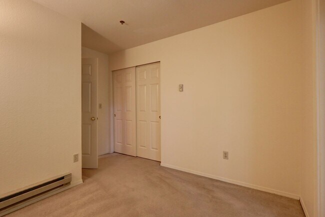 Building Photo - Charming 2BR 2BA Condo in great Bellevue l...