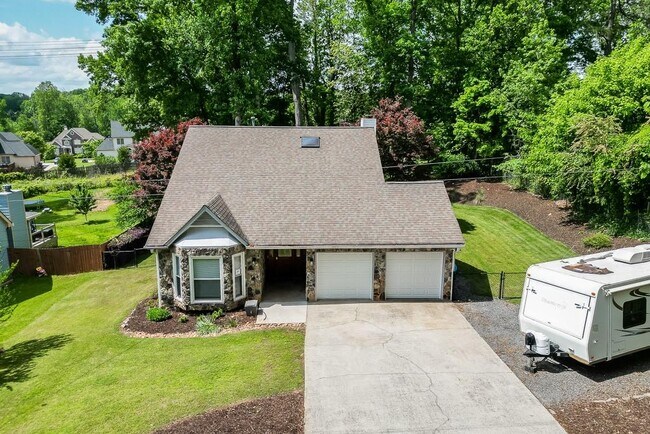 Building Photo - 1813 Rambling Woods Dr NW