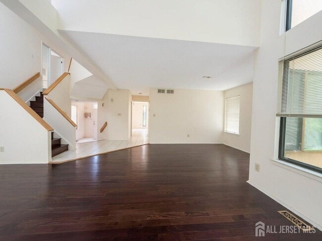 Building Photo - 83 Sayre Dr