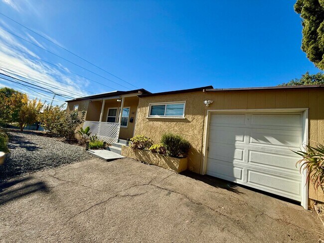 Building Photo - 3 Bedroom 1 bath single story home with solar!