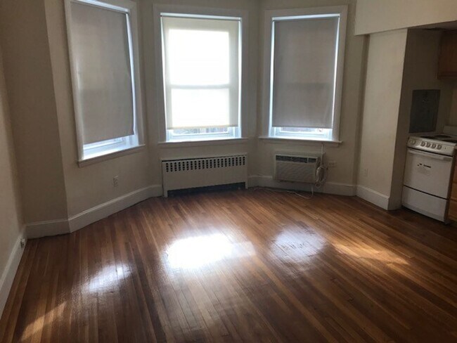 Building Photo - No brokers Fee, No Security Deposit,  Heat...