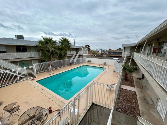 Building Photo - Cozy 1 Bedroom, 1 Bath Condo with Easy Freeway Access