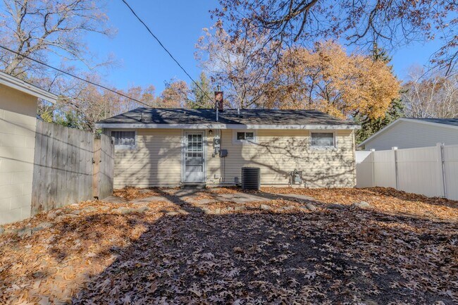 Building Photo - Classic Ranch Just Minutes from TC’s Best