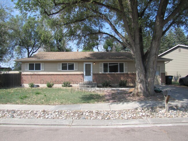 Primary Photo - Charming 5 Bedroom House in Central Colora...