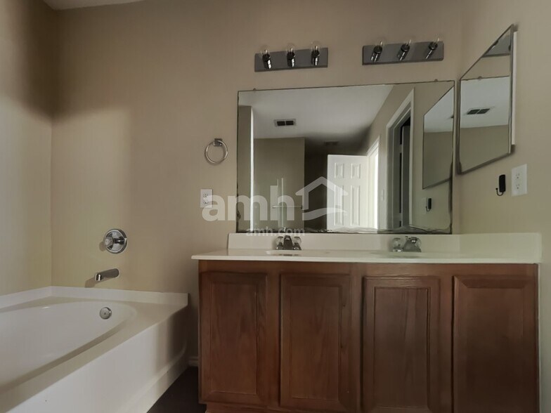 Building Photo - 3041 Dusty Ridge Dr