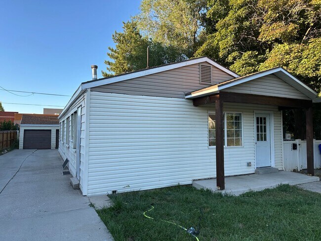 Building Photo - Duplex Front Unit!!!