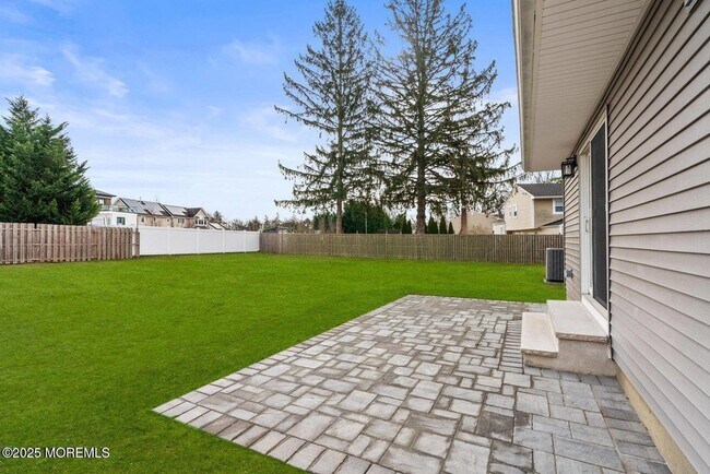 Building Photo - 1 Robin Dr