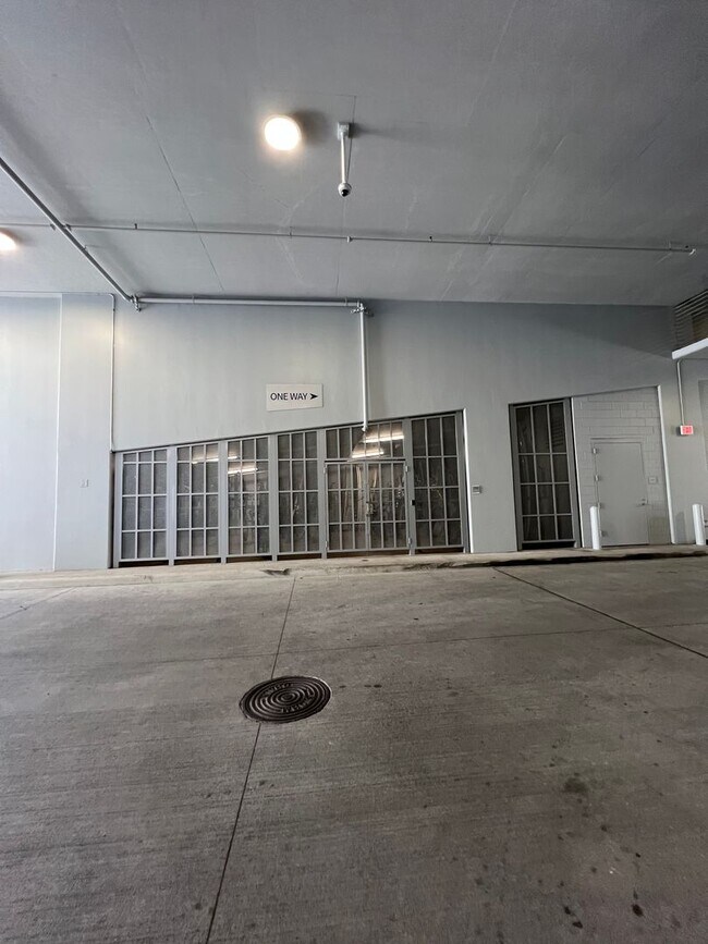Building Photo - ** 2 BEDROOM 2 BATH** 2 covered PARKING, O...