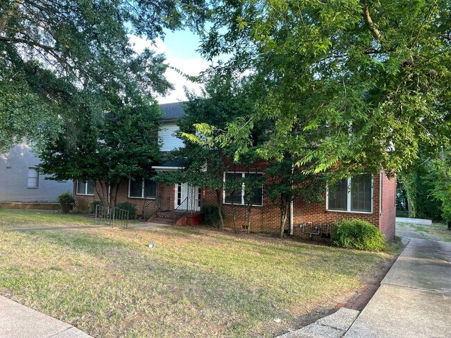 Building Photo - Just Remodeled 2 Bed, 1 Bath Home