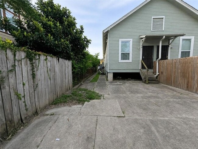 Building Photo - 2519 N Derbigny St