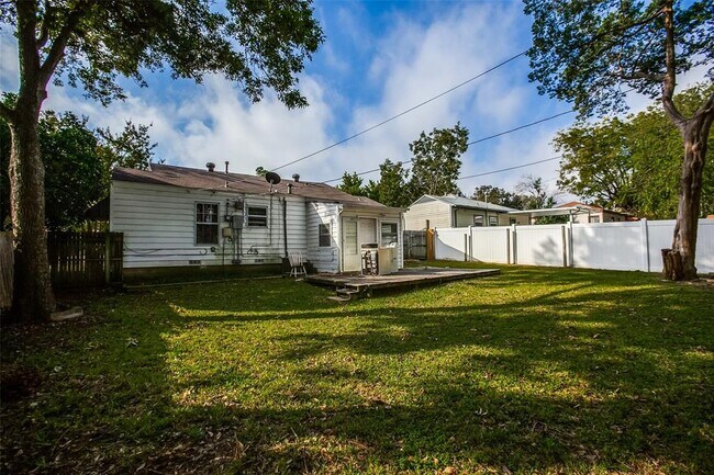 Building Photo - 1425 Cedar Crest Dr