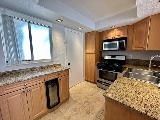Building Photo - 7701 N Kendall Dr