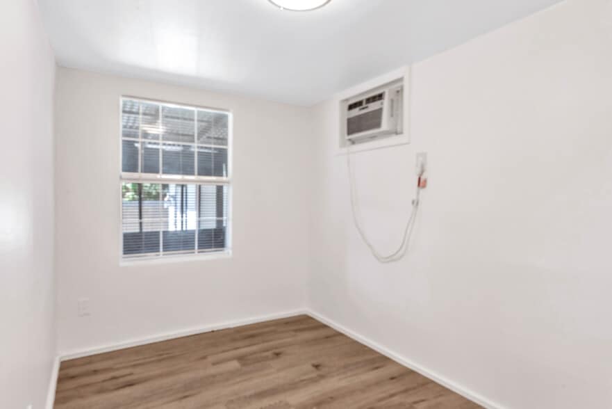 Building Photo - 206 S Elm St