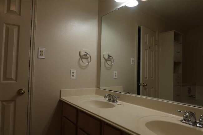 Building Photo - 1714 Oak Ridge Dr