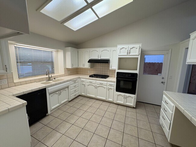 Building Photo - SW Visalia Home Available Now!