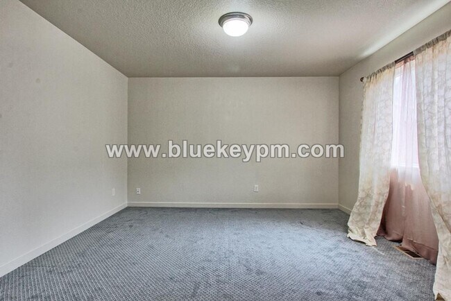 Building Photo - 3 Bed, 2 Bath : A GREAT Multi-Generational Home