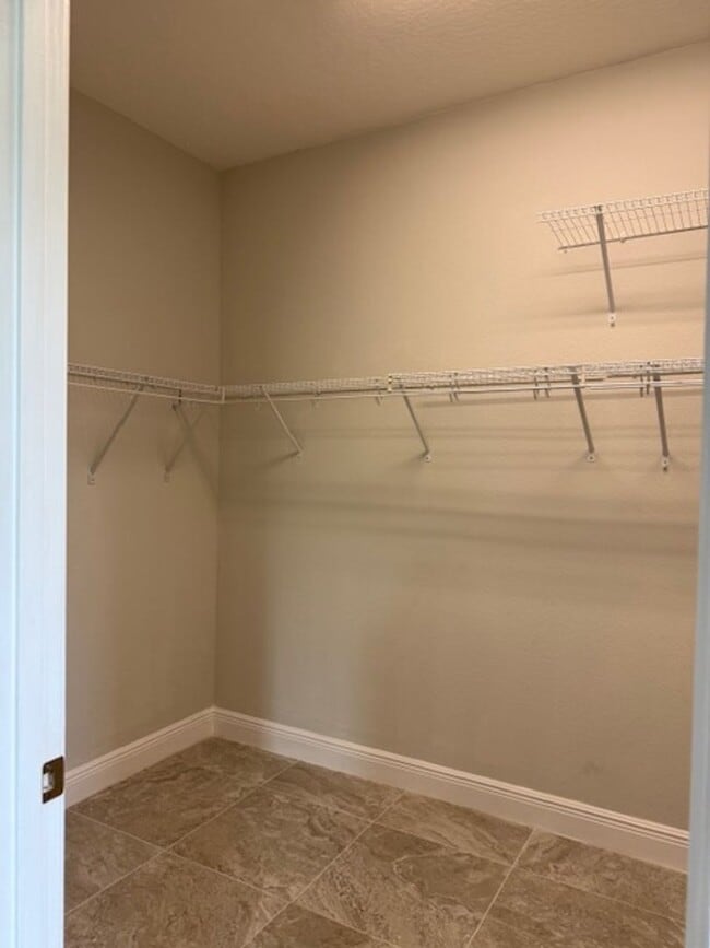 Building Photo - 4 Bedroom 2 bath beautiful spacious home i...