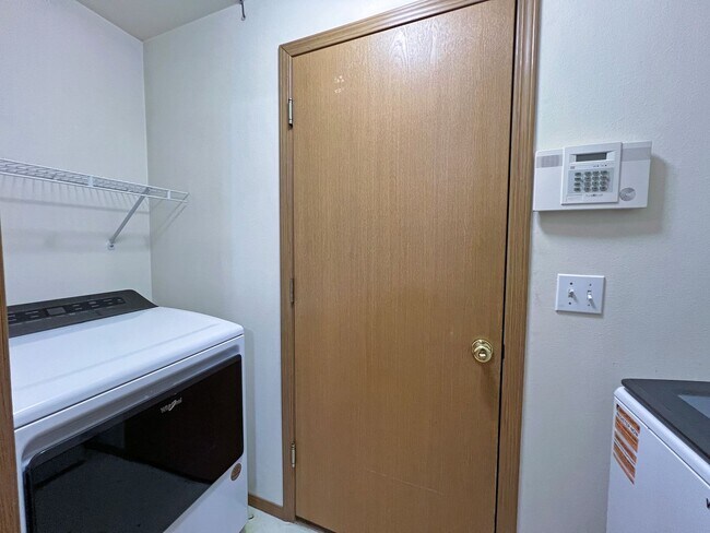 Building Photo - NE Tacoma - Large 3 bedroom 2.5 bathroom w...