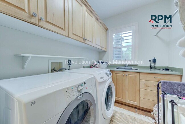 Building Photo - "Spacious Elegance: Stunning 6-Bedroom Ret...