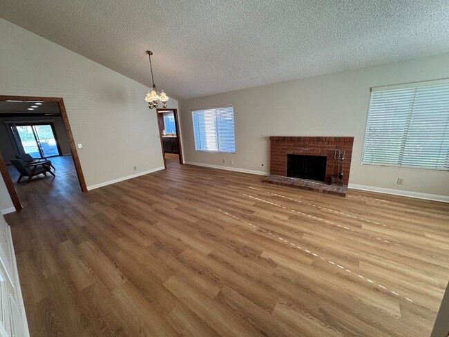 Building Photo - Spacious Central Ventura Home