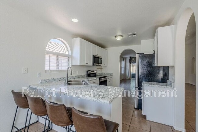 Building Photo - 2530 E Camellia Dr