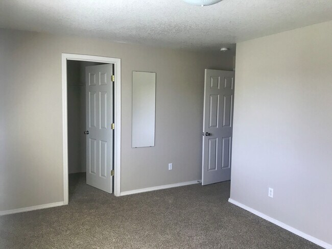 Building Photo - COMING SOON- Spacious Townhouse in Great C...