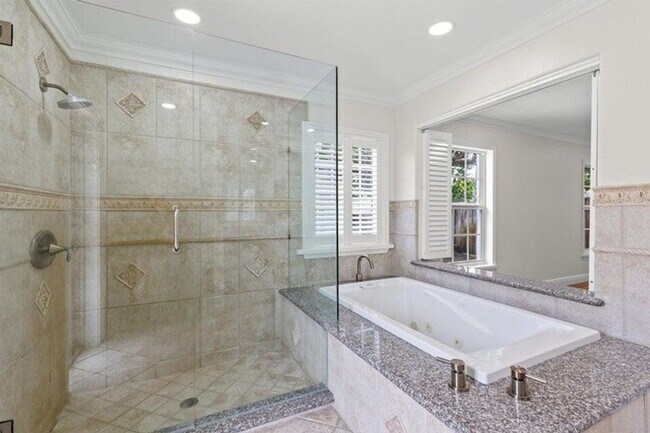 Building Photo - 4610 Pine Tree Dr