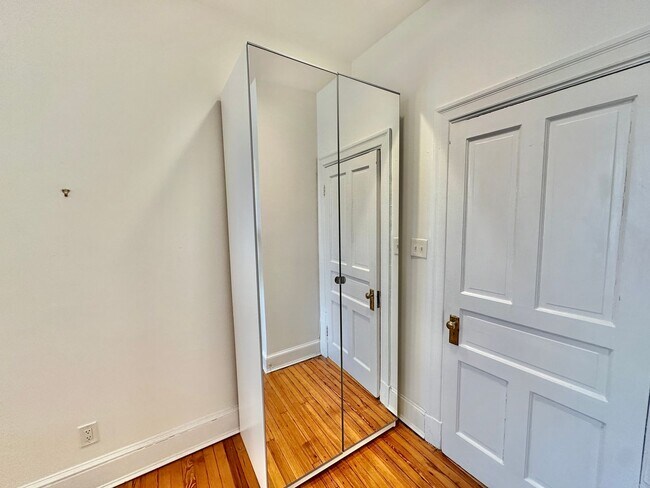 Building Photo - Historic Georgetown Sunny 2 Bedroom 1.5 Ba...