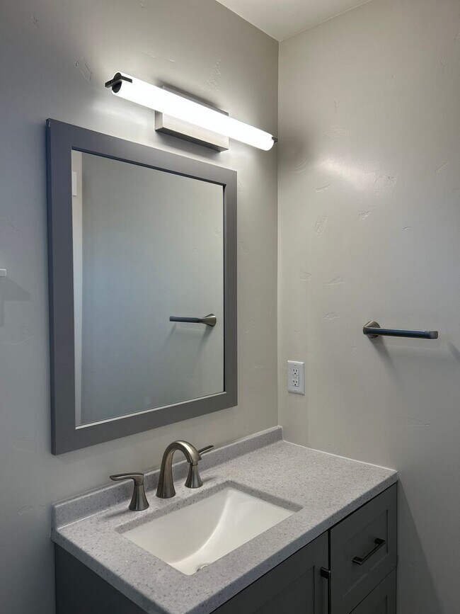 Building Photo - 1079 NW Quincy Ave