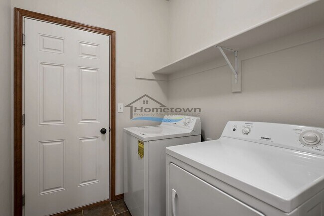 Building Photo - Stunning 3 Bedroom 2 Bath Home in The Landings!
