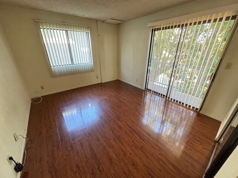 Building Photo - 4268 Beverly Glen Blvd