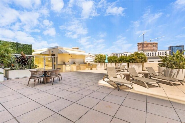 Building Photo - 400 4th Ave S