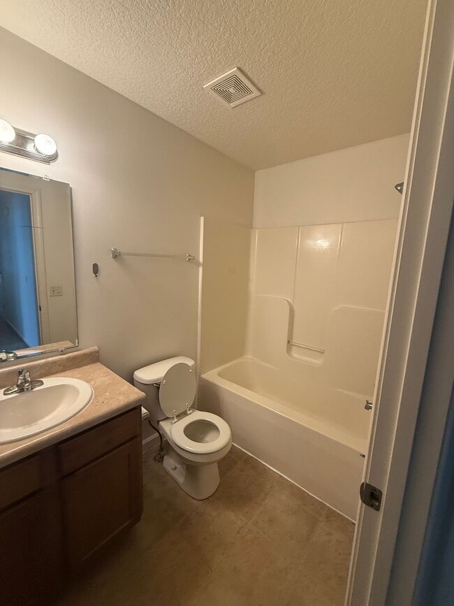 Building Photo - New 3 bedroom listing!