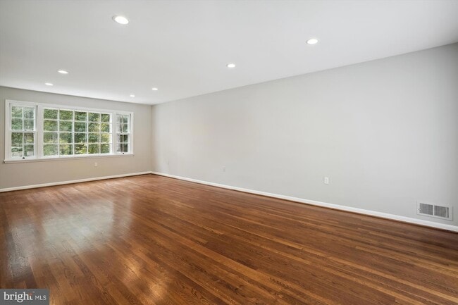 Building Photo - 8501 Canterbury Dr