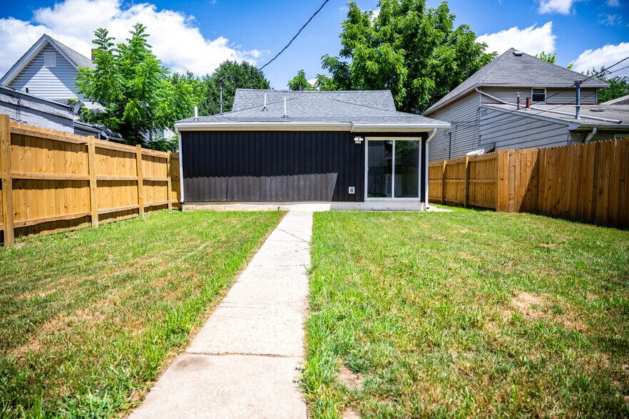 Building Photo - 287 E Barthman Ave