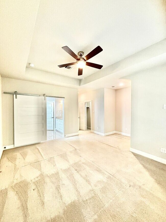 Building Photo - Spacious 3-Bedroom Home with Modern Amenit...