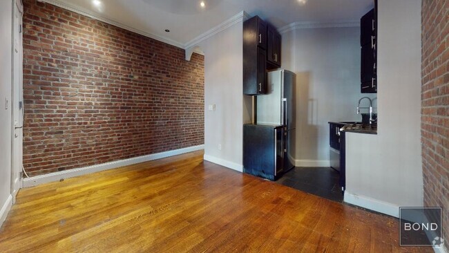 Building Photo - 724 10th Ave
