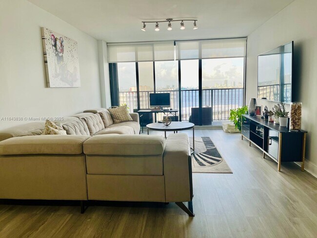 Building Photo - 1450 Brickell Bay Dr